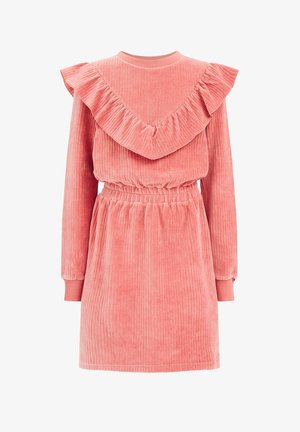 Robe à manches longues en velours côtelé rose avec taille élastique et empiècement en V à volants sur la poitrine et les épaules.