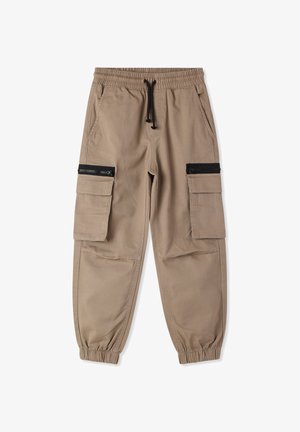 Pantaloni cargo beige con fascia elastica in vita e coulisse, dotati di due tasche laterali e due tasche cargo con cerniera sulle cosce.