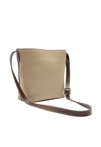 Beżowa torba na ramię z gładkiej skóry, kontrastującym brązowym paskiem i prostym designem. Posiada zamek błyskawiczny na górze i regulowany pasek.