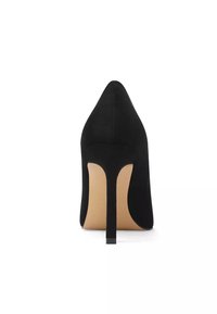 Stivale con tacco alto in pelle scamosciata nera, con punta affilata, design elegante e tacco a spillo affusolato. La suola è di colore beige.