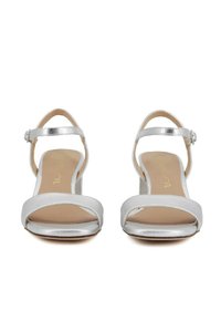 Sandali con tacco alto argentati, con una finitura metallica liscia, punta aperta, cinturini sottili e chiusura con fibbia alla caviglia. Soletta in morbido beige.