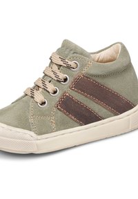 Sneaker verde in suede con lacci beige, due strisce laterali marrone scuro e suola in gomma bianca.