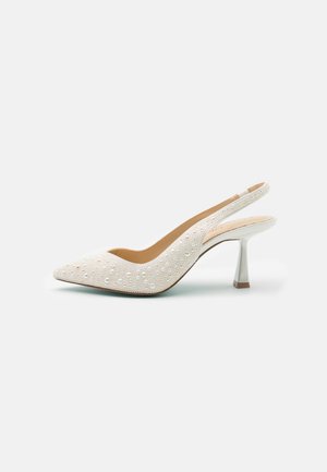 Biały, spiczasty sandał na obcasie typu slingback z średniej wysokości szpilką oraz ozdobami z pereł i koralików na wierzchu.