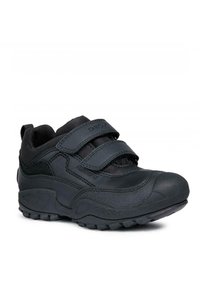 Sneakers nere per bambini realizzati con una combinazione di materiali in pelle e rete, con punta rinforzata e doppi strap in Velcro per la chiusura.