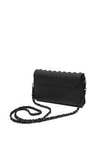 Svart clutch-väska med en texturerad yta, lockstängning och kedjehandtag. Utmärker sig för sin minimalistiska design och slanka rektangulära form.