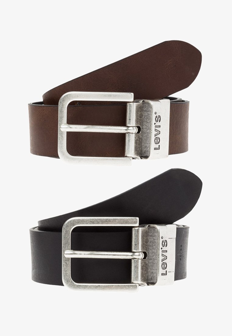 Cinture in pelle marroni e nere con fibbie in metallo argentato. Le fibbie presentano una forma rettangolare e un logo inciso.