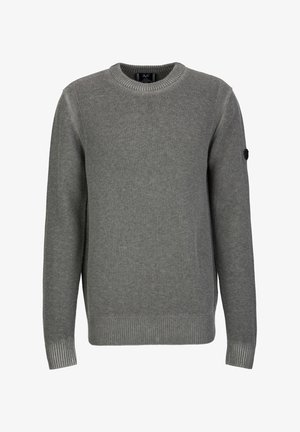 Grauer Wollpullover mit Rundhalsausschnitt, gerippten Bündchen und Saum. Auf dem Ärmel befindet sich ein schwarzes Logopatch. Weiche Textur und klassischer Schnitt.