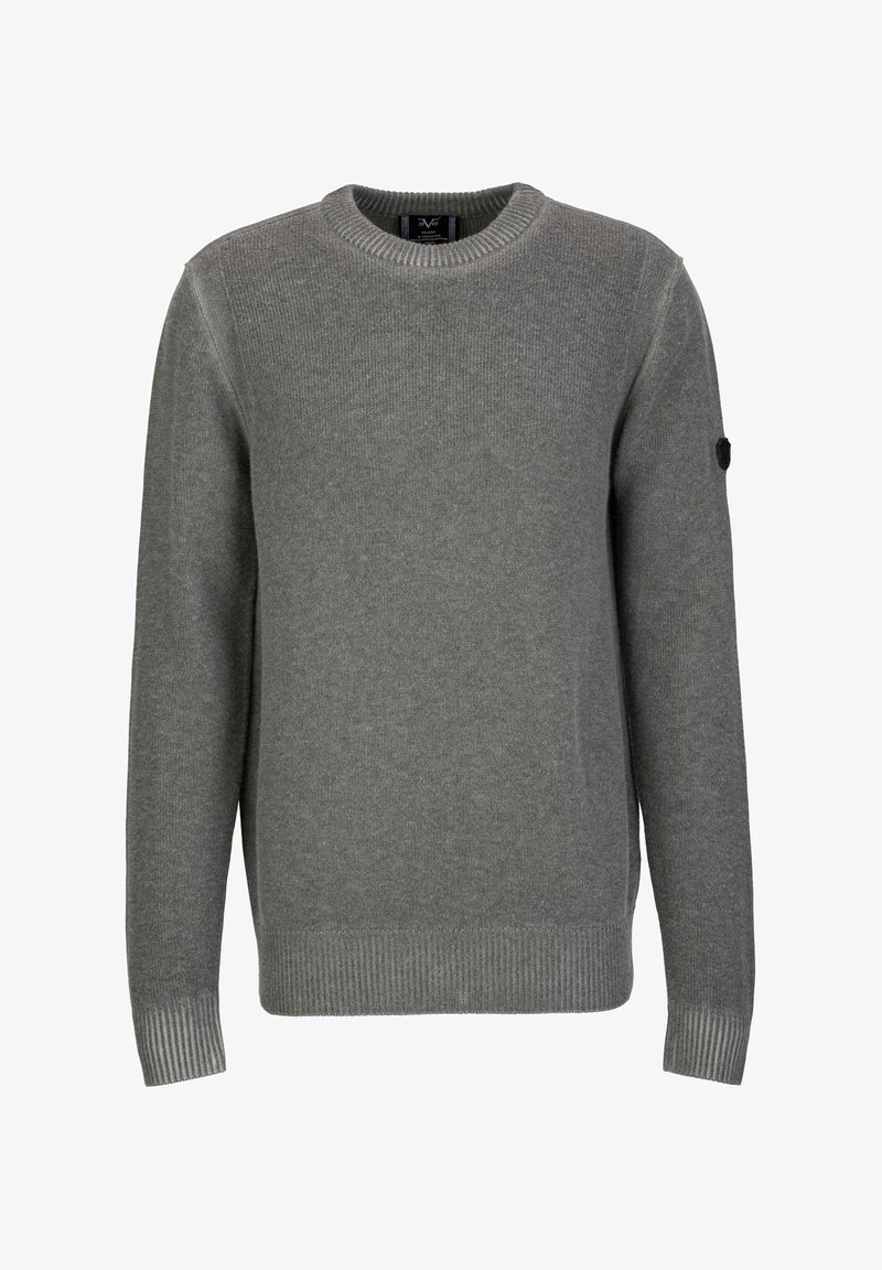 Grauer Wollpullover mit Rundhalsausschnitt, gerippten Bündchen und Saum. Auf dem Ärmel befindet sich ein schwarzes Logopatch. Weiche Textur und klassischer Schnitt.