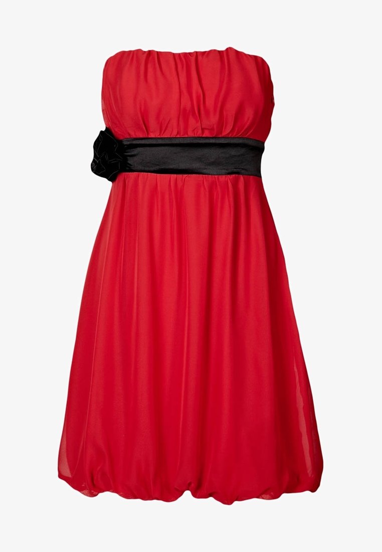 Robe rouge bustier avec ceinture noire et fleur en tissu à gauche, avec un buste froncé et une jupe à ourlet bouffant.