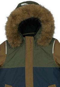 Prošívaná parka s kapucí lemovanou umělým kožíškem, v kombinaci zelených, hnědých a námořnicky modrých panelů, se světelnými reflexními prvky a hladkým, odolným povrchem.