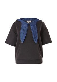 Sweat à capuche noir à manches courtes avec poche avant et capuche bleue à motif en forme d’écharpe drapée sur les épaules, sans attaches visibles.
