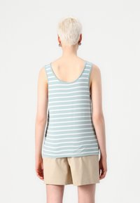Lichtblauw gestreept tanktop met een ronde halslijn en zonder mouwen, gemaakt van zachte stof, gecombineerd met beige shorts.