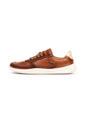 Zapatilla casual de cuero marrón con suela y cordones beige claro, detalles de costuras laterales y una pequeña etiqueta con logo en el lado exterior.