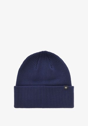Granatowa prążkowana czapka z dzianiny z podwiniętym mankietem. Ma małą czarną metkę z logo po boku. Miękka w dotyku, zaprojektowana dla zapewnienia ciepła.
