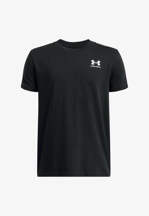 T-shirt en coton noir à manches courtes, col rond, avec le logo Under Armour blanc sur le côté gauche de la poitrine. Présente des accents à motifs sur les épaules.