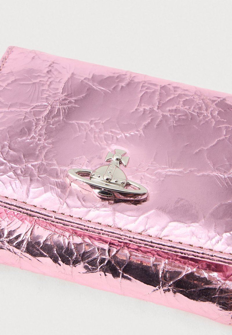 Rosa metallisk texturerad plånbok med en silverfärgad orb-formad logotyp som har ett kors och ringdetalj på en ljus bakgrund.