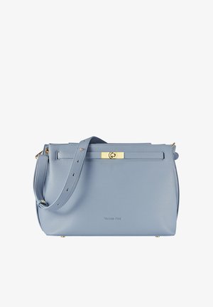 Bolso de mano de cuero azul con forma estructurada, herrajes en tono dorado, correa desmontable y detalle de logotipo grabado en la parte frontal.