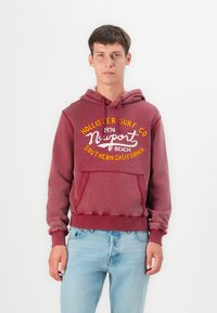 Sudadera marrón de algodón, con un bolsillo canguro frontal, cordones y texto impreso en amarillo y blanco para la marca.
