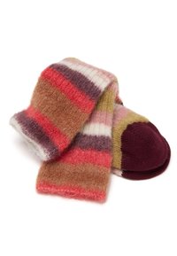 Gestreifter Schal in Pink-, Braun- und Rottönen aus weichem, strukturiertem Material, kombiniert mit einer gestrickten dunkelroten Mütze mit abgerundetem Oberteil.