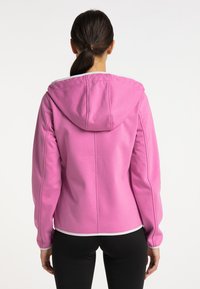 Roze gewatteerde jas met een soepele textuur en contrasterende witte accenten op de mouwen en de zoom, met een relaxte pasvorm en lange mouwen.