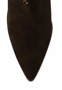 Zwarte suède puntige schoen voorkant met gladde textuur en smalle, taps toelopende vorm op een witte achtergrond.