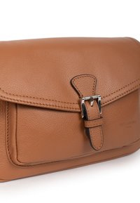 Bruine leren tas met een gladde textuur, rechthoekige vorm, klepsluiting en zilveren gespaccent. Bevat een reliëfmerknaam.