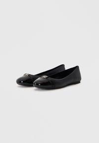Zwarte ballerina's met een ronde neus, glanzende laarzenhals in lakleer, een gladde matte leren body en een decoratieve metalen accent op de wreef.