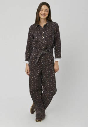 Combinaison sombre à motifs en coton avec col, devant boutonné et ceinture à nouer. Présente un design imprimé léopard et des jambes larges.
