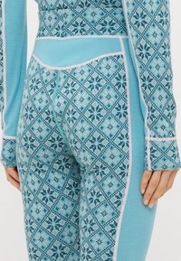 Αθλητικό κολάν σε ανοιχτό γαλάζιο με διαμάντι μοτίβο σε πιο σκούρο μπλε και λευκό. Διαθέτει αντιθετικές ραφές σε ανοιχτό γαλάζιο και απαλό υφή.