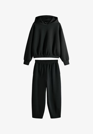 Čierna dvojdielna súprava s cropped mikinou s kapucňou a elastickým pásom a elastickými nohavicami s vysokým pásom, obe vyrobené z mäkkej, pružnej látky.