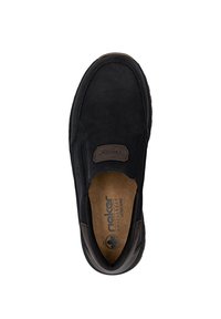 Schwarzer Slipper aus weichem Wildleder, mit braunen Akzenten, elastischen Seitenteilen und einer gepolsterten Innensohle. Die strukturierte Gummisohle sorgt für Grip.