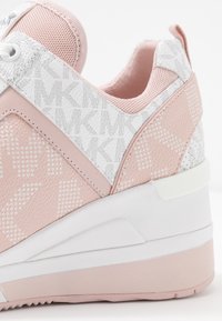 Roze en witte sneaker met een textuur van leer en mesh bovenkant, geometrische patronen, witte zool en gevoerd kraag voor comfort.