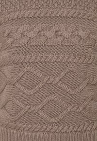 Tissu tricoté taupe avec des motifs torsadés comprenant des motifs tressés, en diamant et en corde torsadée.