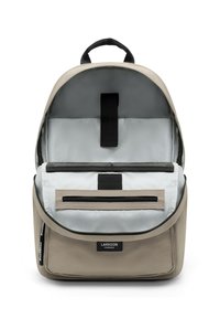 Beige ryggsäck med en slät yta, rymligt grått inre, med en ficka fram med dragkedja och en nätavskiljare inuti.