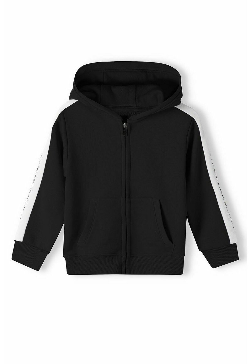 Crna zip-up dukserica s kapuljačom, s bijelim bočnim trakama, rebrastim manžetama i dva prednja džepa. Mekan teksturirani materijal.
