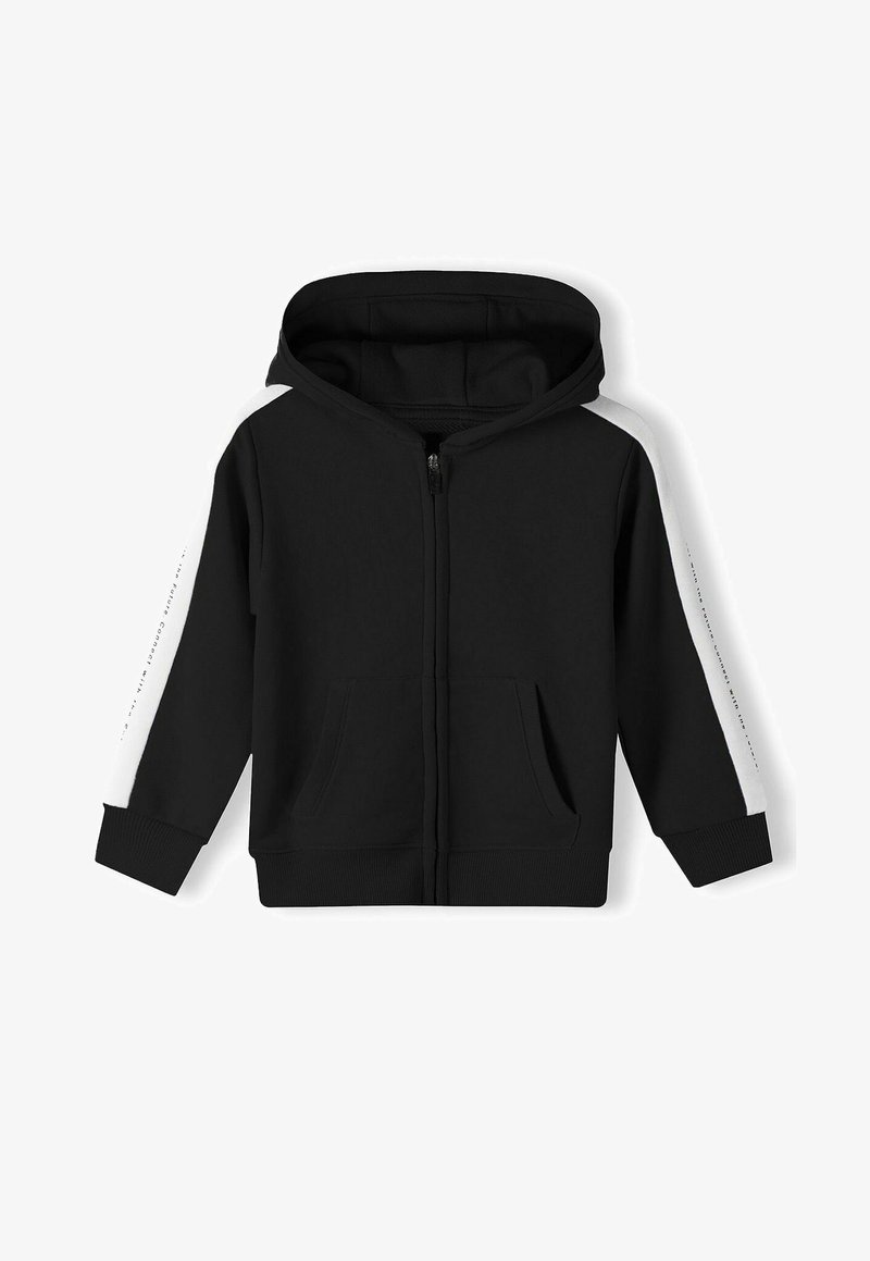 Sudadera negra con cremallera y capucha, con franjas laterales blancas, puños de canalé y dos bolsillos frontales. Textura de tela suave.