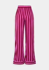 Pantalon à jambes larges avec des rayures verticales alternées fuchsia et rouge profond. Taille élastique, tissu doux et design fluide.