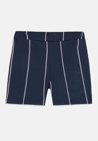 Mørkeblå mesh svøm shorts har vertikale hvite striper, en elastisk midje, og en logo detalj på nedre venstre side.