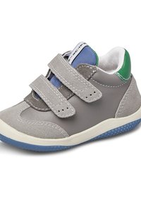 Graue Ledersneaker mit blauen Mesh-Elementen und grünen Akzenten, ausgestattet mit zwei Klettverschlüssen, abgerundetem Zehenbereich und strukturiertem Gummisohle.