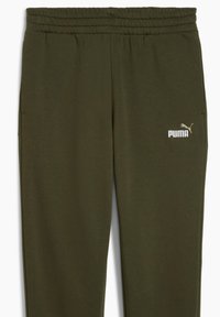 Oliven grønne sweatpants med en struktureret talje, sidelommer og et hvidt PUMA-logo på venstre lår. Blødt, komfortabelt stof.