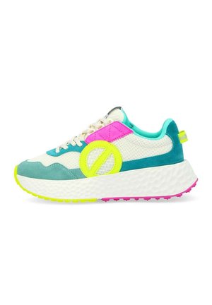Buty sportowe niskie z turkusową i białą siateczką, różowymi i żółtymi akcentami, białą teksturowaną podeszwą oraz żółto-różowym bieżnikiem na białym tle.