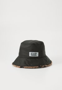 Sort bøttehat i blødt stof, med faux fur kant på skyggen og et reflekterende EA7 Emporio Armani logo patch på fronten.