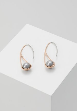 Boucles d'oreilles en argent et or rose ornées de perles grises, avec un design incurvé et ouvert ainsi qu'une surface lisse et polie.
