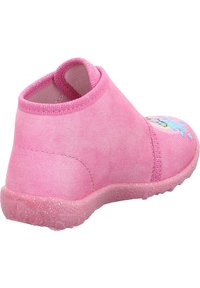 Różowe, sięgające kostki botki z gładką tekstylną cholewką i błyszczącą gumową podeszwą. Posiadają kolorowy wzór postaci z boku.