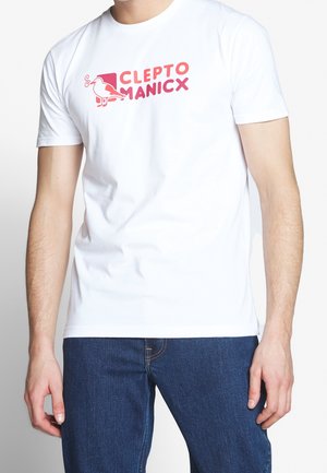 T-shirt en coton blanc avec un logo "CLEPTOMANICX" coloré et un graphisme d'oiseau. Le t-shirt a un col rond classique et des manches courtes.