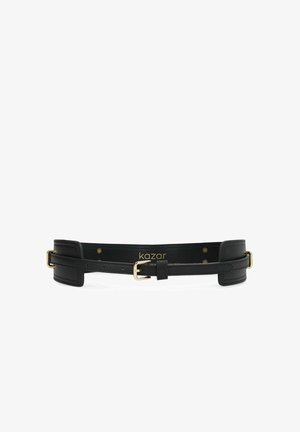 Zwarte leren riem met gesp in goudkleur, heeft een strak ontwerp, meerdere gaten voor aanpassing en een reliëflogo aan de binnenkant.