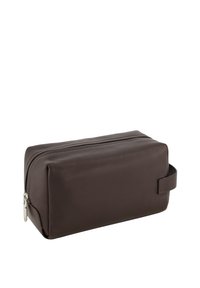 Pochette zippée en cuir brun de forme rectangulaire, avec une texture lisse et une poignée latérale pour un transport facile. Éléments en métal argenté.