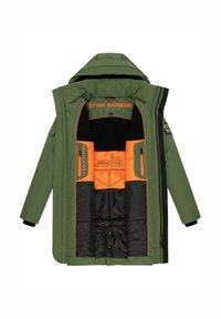 Zeleni izolirani parkas s patentnim zatvaračem sprijeda, crno-narančastim naglascima, velikim kapuljačom i logotipom unutar. Teksturedna tkanina, dugi rukavi.