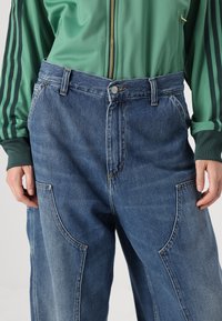 Carhartt WIP BRANDON DOUBLE KNEE PANT - Relaxed fit jeans - blue dark used wash