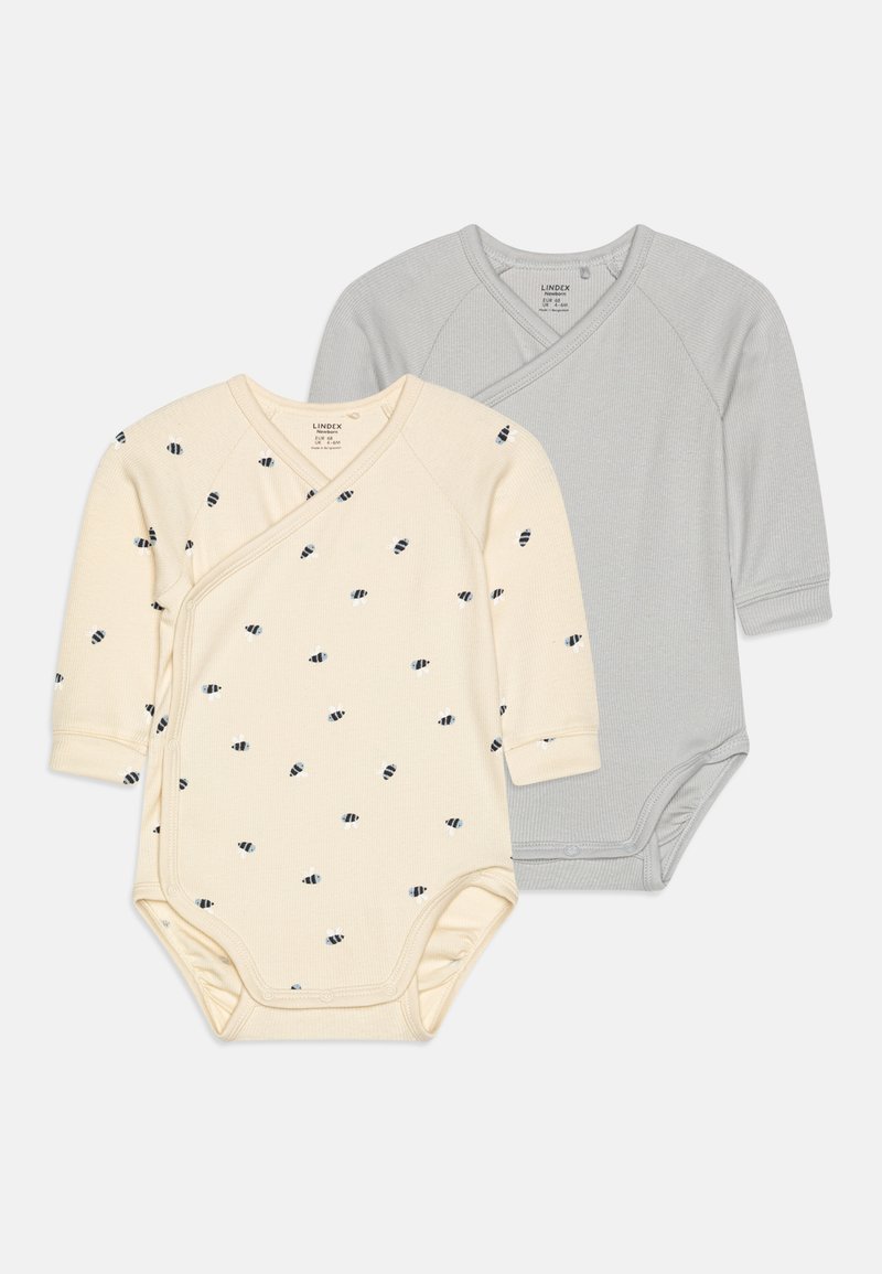 Deux bodys en jersey à manches longues pour bébé : l'un crème avec un imprimé d'abeille noire, et l'autre gris uni. Les deux présentent un design croisé et des boutons-pression.